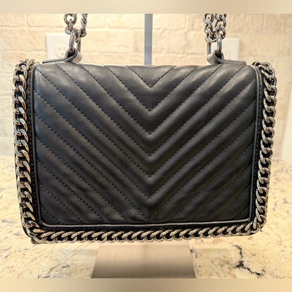 Flora & Co Handbags - Flora & Co EUC Black Chevron Shoulder/Crossbody Bag w/Chain Detail